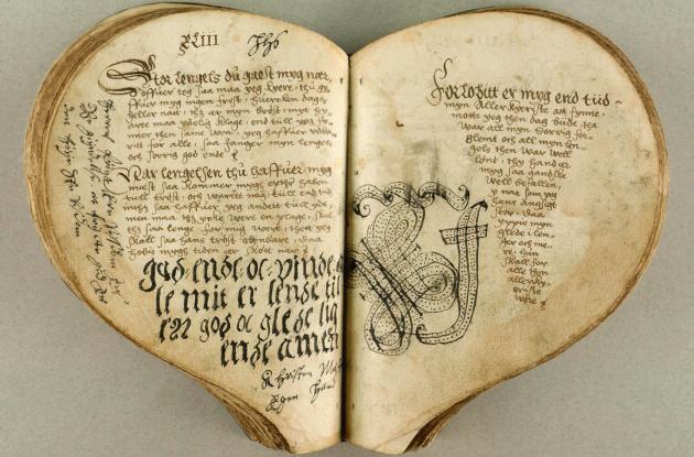 Hjerteformet bog med håndskrift
