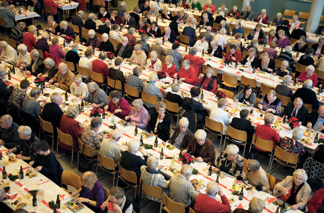Stort frokostbord med ældre medborgere